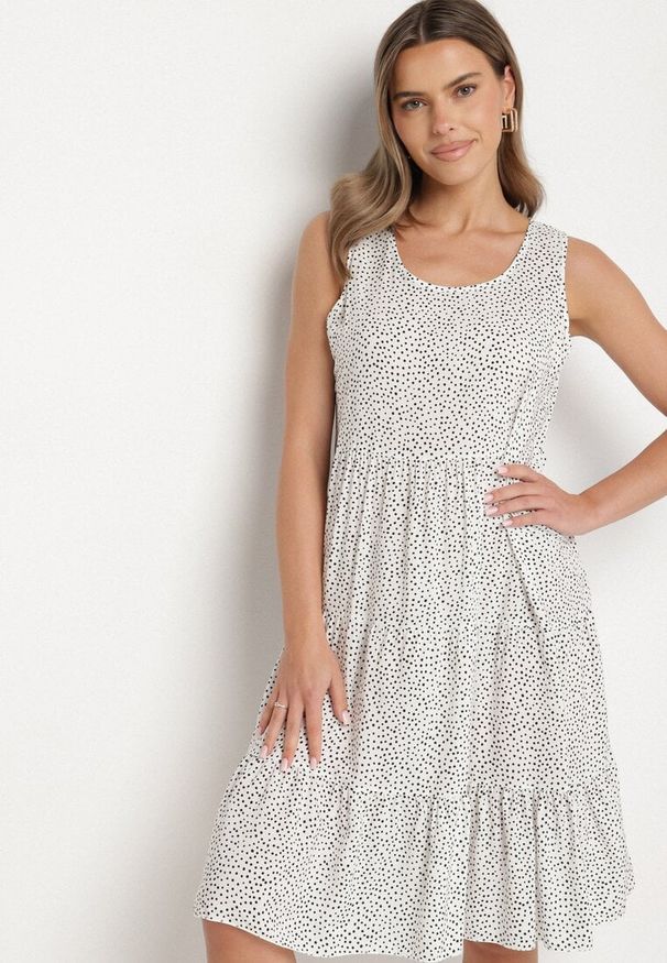 Born2be - Biała Bawełniana Sukienka w Kropki z Falbanami Zerolia. Okazja: do pracy, na co dzień, na spotkanie biznesowe. Kolor: biały. Materiał: bawełna. Wzór: kropki. Typ sukienki: proste. Styl: casual, klasyczny, biznesowy
