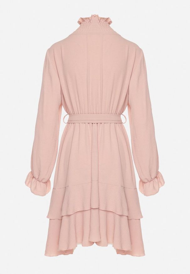 Born2be - Różowa Sukienka z Falbanami i Marszczonym Golfem z Dodatkowym Wiązanym Paskiem Savelina. Okazja: na imprezę. Typ kołnierza: golf. Kolor: różowy. Typ sukienki: rozkloszowane. Styl: elegancki, klasyczny