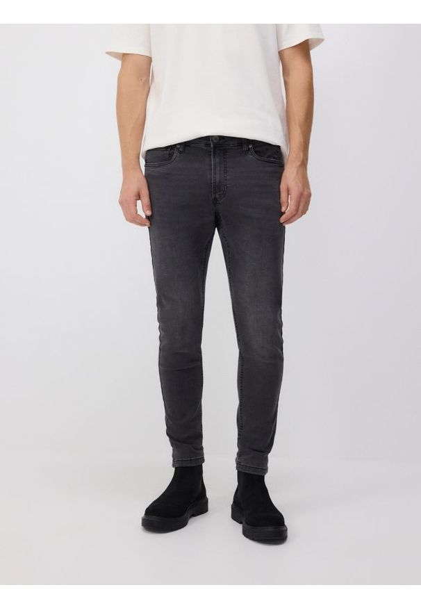 Reserved - Jeansy skinny z efektem sprania - szary. Kolor: szary