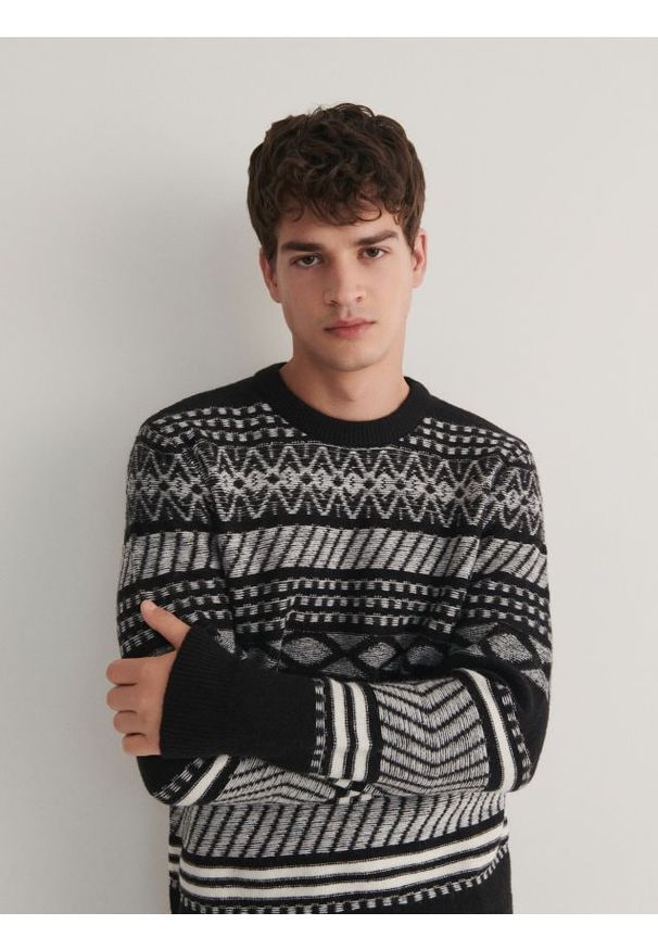 Reserved - Sweter z nordyckim wzorem - czarny. Kolor: czarny. Materiał: dzianina
