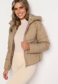Born2be - Ciemnobeżowa Pikowana Kurtka Puffer z Kapturem Miviera. Okazja: na spacer, na co dzień. Typ kołnierza: kaptur. Kolor: beżowy. Materiał: dzianina, jeans. Sezon: zima. Styl: casual #4