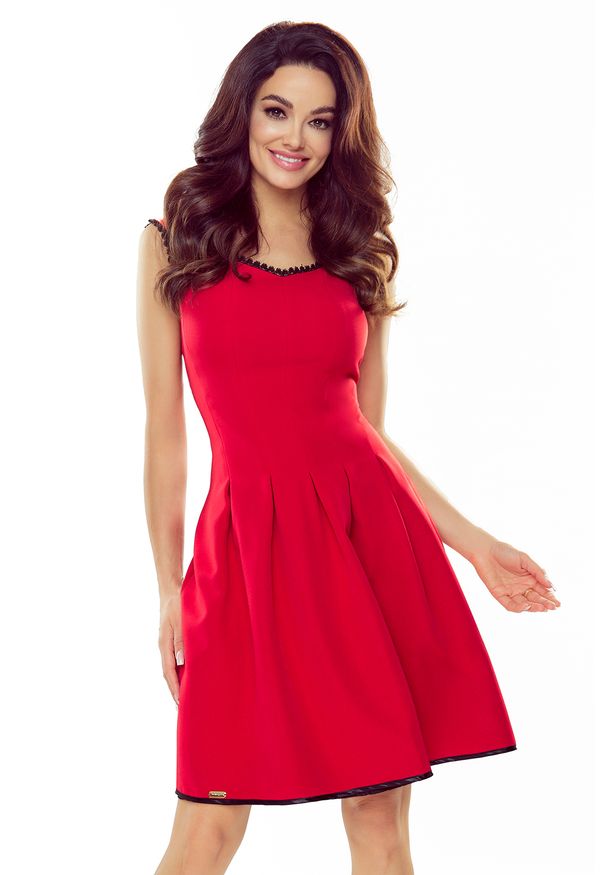Numoco - Czerwona Rozkloszowana Sukienka z Koronkową wypustką. Kolor: czerwony. Materiał: koronka