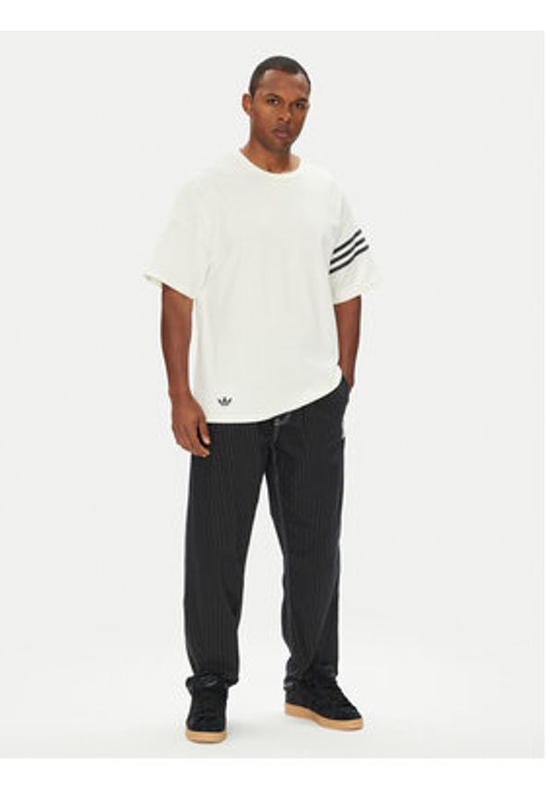 Adidas - adidas T-Shirt Neuclassics HZ3698 Biały Oversize. Kolor: biały. Materiał: bawełna