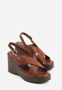 Renee - Jasnobrązowe Sandały na Platformie i Koturnie z Geometryczną Cholewką Adrasithise. Zapięcie: sprzączka. Kolor: brązowy. Wzór: geometria. Obcas: na koturnie #6