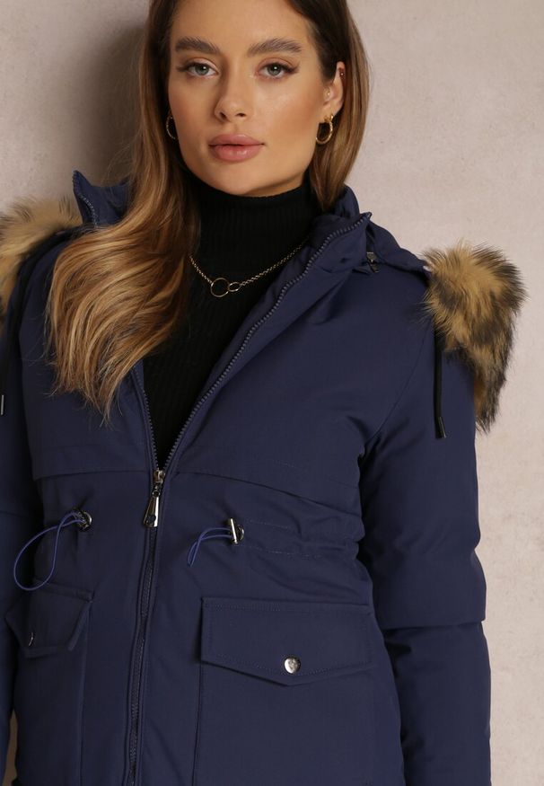 Renee - Granatowa Kurtka Parka z Odpinanym Kapturem i Futerkiem Veazee. Okazja: na co dzień. Kolor: niebieski. Materiał: futro. Sezon: zima. Styl: klasyczny, elegancki, casual