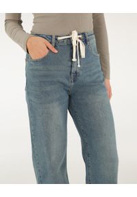 Unisono - Luźne jeansy z troczkiem. Materiał: jeans. Długość: długie. Styl: klasyczny