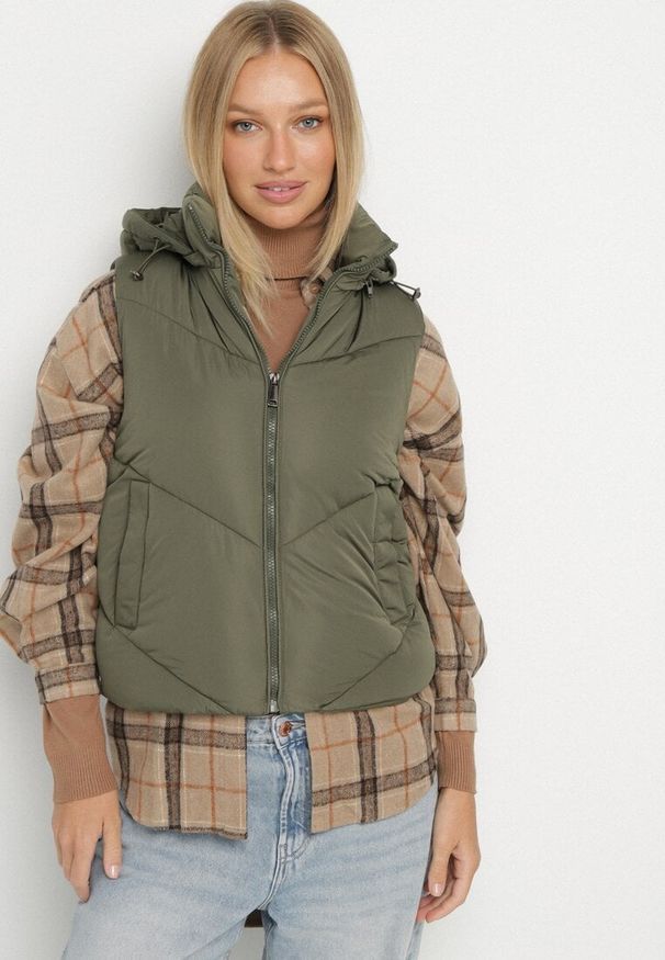 Born2be - Ciemnozielona Klasyczna Kamizelka z Pikowanymi Przeszyciami i Kapturem Ollera. Okazja: na co dzień. Typ kołnierza: kaptur. Kolor: zielony. Materiał: jeans. Styl: klasyczny