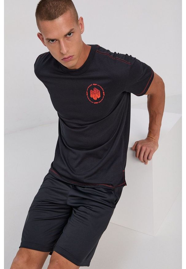 Under Armour - T-shirt. Kolor: czarny. Materiał: dzianina. Wzór: nadruk