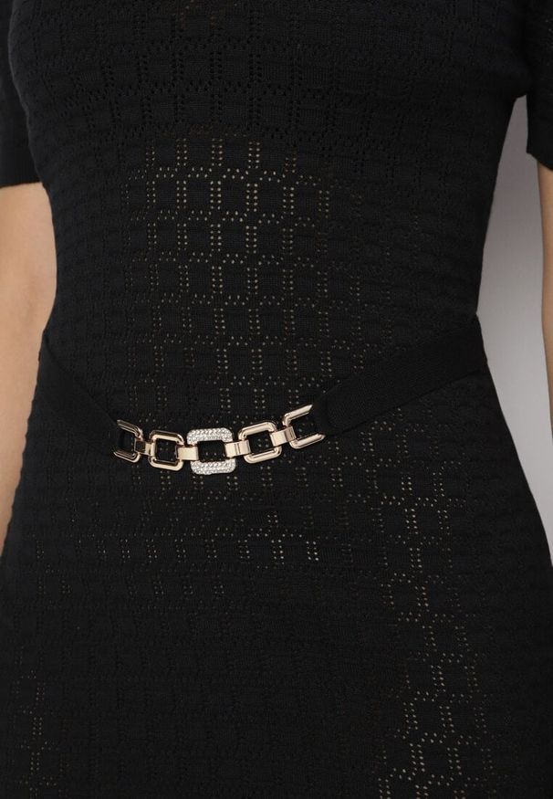 Born2be - Czarna Dopasowana Sukienka Taliowana z Wiskozą Ozdobiona Paskiem z Cyrkoniami Tarinae. Okazja: na co dzień. Kolor: czarny. Materiał: wiskoza. Długość rękawa: krótki rękaw. Wzór: aplikacja. Typ sukienki: proste. Styl: casual, elegancki