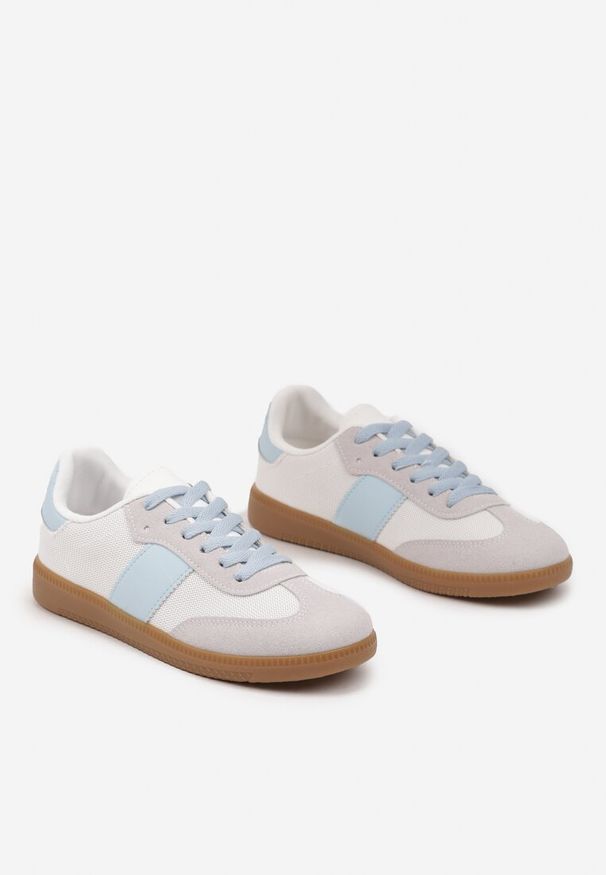 Renee - Biało-Niebieskie Sneakersy Tenisówki w Kultowym Stylu Neolithaen. Okazja: na co dzień. Zapięcie: sznurówki. Kolor: biały. Materiał: jeans