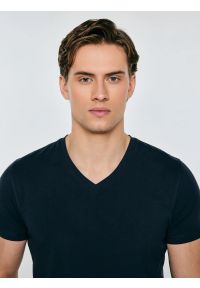 Big-Star - Koszulka męska slim v-neck z bawełny supima granatowa Supiclassicov 403. Kolor: niebieski. Materiał: bawełna #3