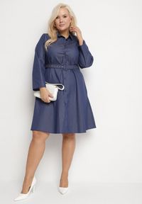 Born2be - Granatowa Rozkloszowana Sukienka z Bawełną Koszulowa z Paskiem i Kieszeniami Lilsemi. Okazja: na co dzień. Kolekcja: plus size. Kolor: niebieski. Materiał: bawełna. Typ sukienki: koszulowe. Styl: casual #5