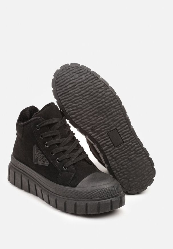 Renee - Czarne Botki Vices Typu Trapery na Platformie z Tłoczeniem i Aplikacją Gioselda. Kolor: czarny. Wzór: aplikacja. Obcas: na platformie. Styl: elegancki