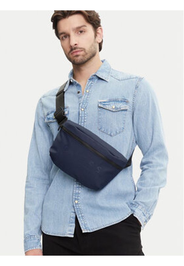 Guess Saszetka HMSOWR P5292 Granatowy. Kolor: niebieski. Materiał: skóra