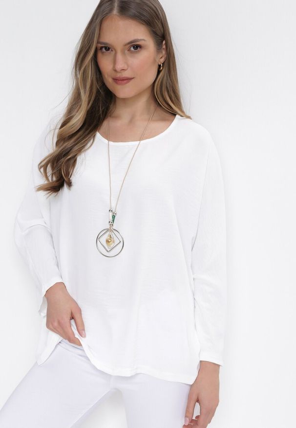Born2be - Biała Bluzka z Rękawami Typu Nietoperz Zonoane. Okazja: na co dzień. Kolor: biały. Styl: casual