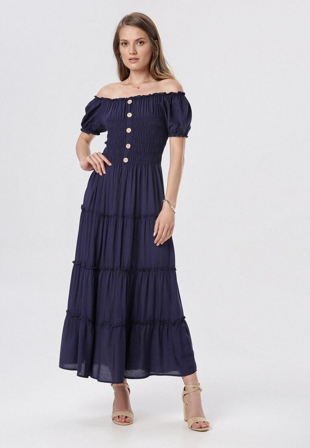 Born2be - Granatowa Sukienka z Wiskozy o Kroju Hiszpanki Ciririla. Okazja: na co dzień. Typ kołnierza: kołnierz z falbankami, dekolt hiszpanka. Kolor: niebieski. Typ sukienki: rozkloszowane. Materiał: materiał, wiskoza. Długość rękawa: krótki rękaw. Sezon: lato. Styl: casual, elegancki. Długość: midi