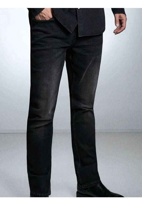 Sinsay - Jeansy regular fit - czarny. Kolor: czarny