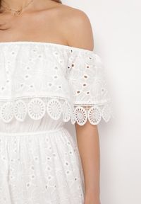 Born2be - Biała Ażurowa Sukienka Hiszpanka Maxi z Bawełny Ozdobiona Koronką Bimiosa. Typ kołnierza: dekolt hiszpanka. Kolor: biały. Materiał: koronka, bawełna. Wzór: koronka, aplikacja, ażurowy. Długość: maxi #7