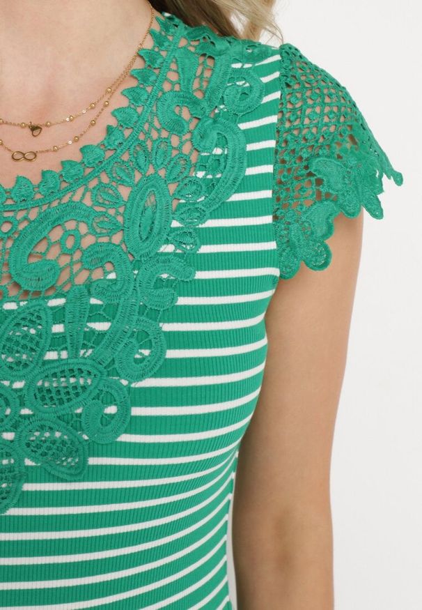 Born2be - Czarny Bawełniany T-shirt Koszulka z Krótkim Rękawem z Ozdobną Koronką przy Dekolcie Carines. Okazja: na co dzień. Kolor: czarny. Materiał: bawełna, koronka. Długość rękawa: krótki rękaw. Długość: krótkie. Wzór: koronka. Styl: casual, elegancki