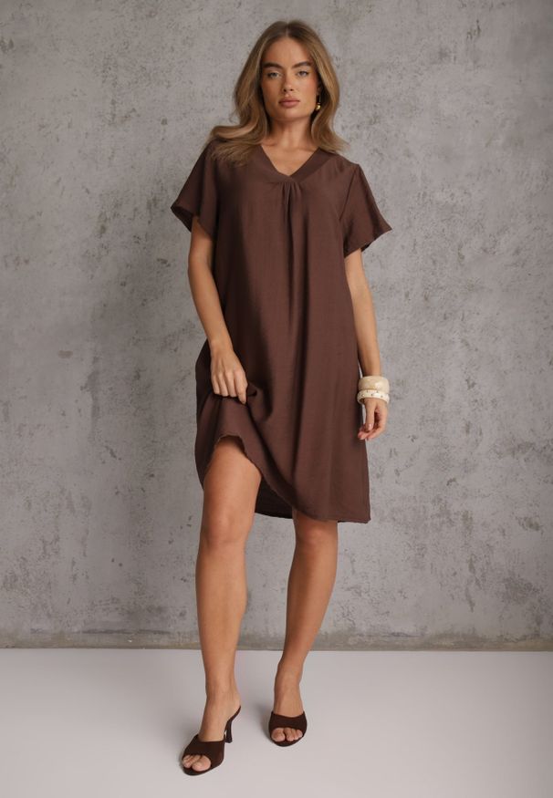 Renee - Brązowa Wiskozowa Sukienka Pudełkowa z Dekoltem w Serek Noludig. Typ kołnierza: dekolt w serek. Kolekcja: plus size. Kolor: brązowy. Materiał: wiskoza. Typ sukienki: dla puszystych
