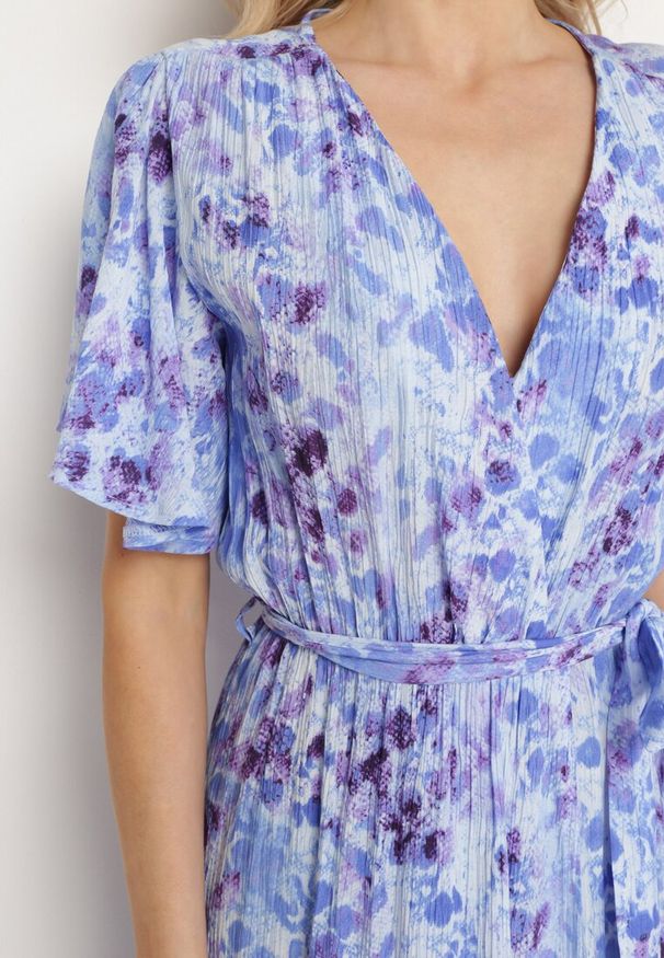 Born2be - Niebiesko-Fioletowa Sukienka Efiva. Typ kołnierza: dekolt w kształcie V. Kolor: niebieski. Długość rękawa: krótki rękaw. Styl: elegancki