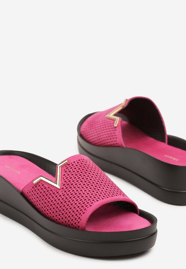 Renee - Fuksjowe Klapki Vices Ażurowe z Metalicznym Detalem na Koturnie Gleorine. Okazja: na co dzień. Kolor: różowy. Materiał: jeans. Wzór: ażurowy. Sezon: lato. Obcas: na koturnie. Styl: casual