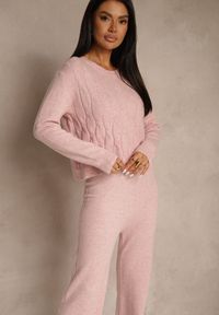Renee - Jasnoróżowy Komplet Dzianinowy z Wełną i Bawełną Szerokie Spodnie i Krótki Sweter Otisona. Kolor: różowy. Materiał: dzianina, bawełna, wełna #4