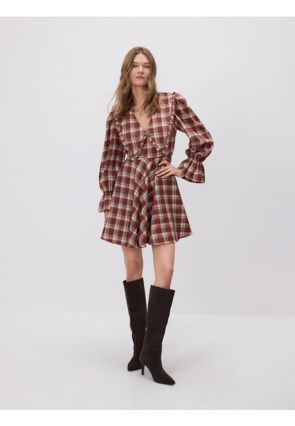 Reserved - Sukienka w kratkę z kołnierzem - burgundowy. Kolor: czerwony. Materiał: tkanina. Wzór: kratka