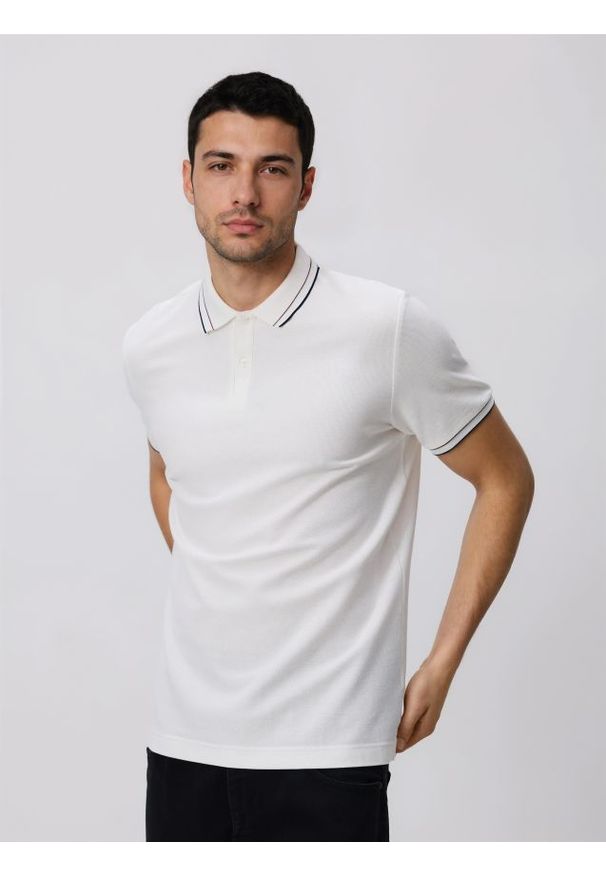 Reserved - Koszulka polo z bawełny merceryzowanej - złamana biel. Typ kołnierza: polo. Materiał: bawełna