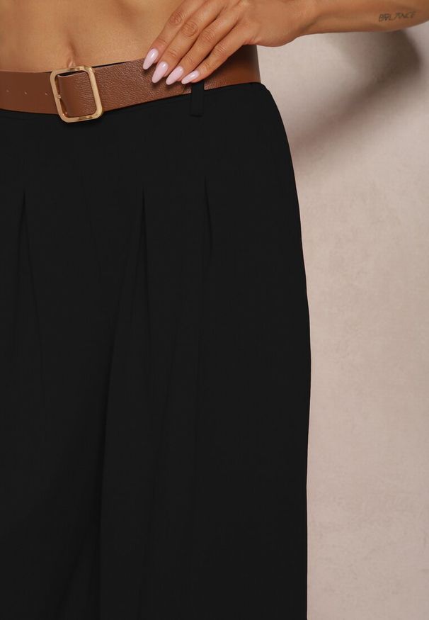 Renee - Czarne Spodnie o Szerokim Kroju High Waist Ozdobione Paskiem Rasalle. Okazja: na co dzień. Stan: podwyższony. Kolor: czarny. Wzór: aplikacja. Styl: casual, elegancki