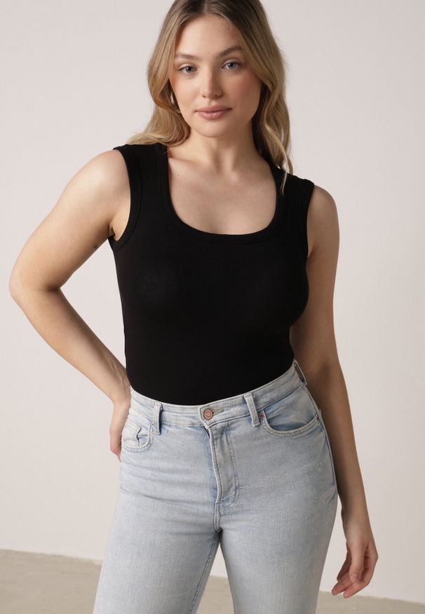 Born2be - Czarny Dopasowany Top Bez Rękawów z Wiskozy z Kwadratowym Dekoltem Madu. Okazja: na spacer. Typ kołnierza: dekolt kwadratowy. Kolor: czarny. Materiał: wiskoza. Długość rękawa: bez rękawów. Sezon: lato. Styl: elegancki, klasyczny