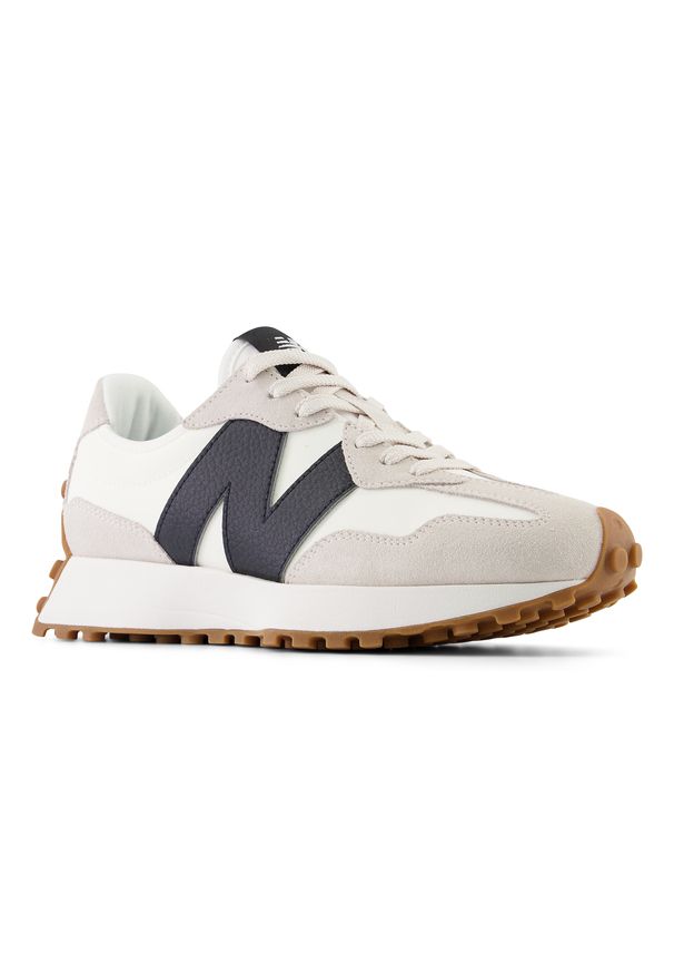 Buty damskie New Balance WS327GD – beżowe. Okazja: na co dzień. Kolor: beżowy. Materiał: syntetyk, guma, skóra, materiał, zamsz, dresówka. Szerokość cholewki: normalna. Sezon: wiosna