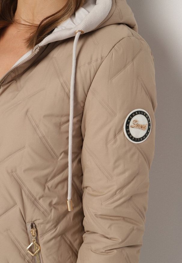 Born2be - Ciemnobeżowa Pikowana Kurtka z Przedłużonym Tyłem i Kapturem Melune. Okazja: na co dzień. Kolor: beżowy. Materiał: jeans. Wzór: aplikacja. Styl: casual, klasyczny