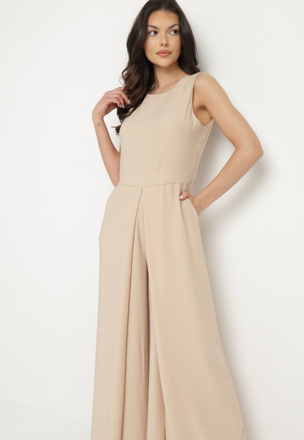 Born2be - Beżowy Kombinezon Bez Rękawów z Szerokimi Nogawkami i Kieszeniami Veleldia. Kolor: beżowy. Długość rękawa: bez rękawów. Styl: klasyczny, elegancki