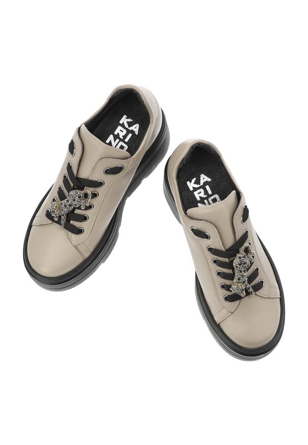 Beżowe Sneakersy Karino Modne Obuwie Damskie Z Broszką. Okazja: na co dzień, na spacer. Kolor: beżowy. Materiał: guma, skóra. Wzór: aplikacja. Obcas: na platformie. Styl: elegancki, klasyczny, casual