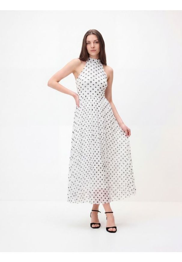 Reserved - Plisowana sukienka z wiązaniem - biały. Kolor: biały. Materiał: dzianina