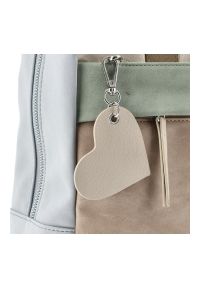 Plecak damski Rieker, z materiału syntetycznego z gładkimi i fakturowanymi panelami funkcjonalna konstrukcja zewnętrzne kieszeń na laptopa wygodne sz. Kolor: beżowy. Materiał: syntetyk, materiał. Wzór: gładki. Styl: casual #5