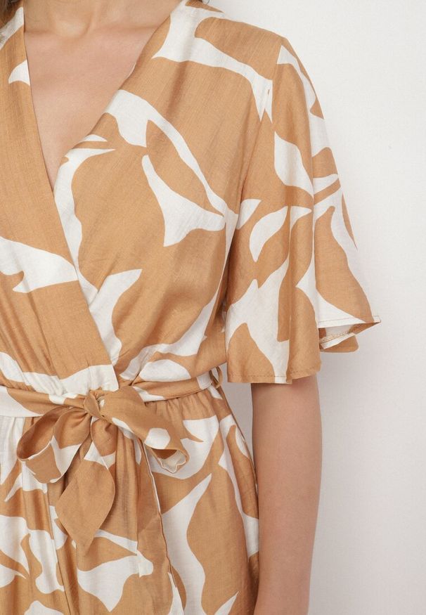 Born2be - Beżowy Kopertowy Kombinezon z Wiskozą z Wiązanym Paskiem i Krótkimi Nogawkami Folamera. Okazja: na co dzień. Kolor: beżowy. Materiał: wiskoza. Długość: krótkie. Sezon: lato. Styl: casual