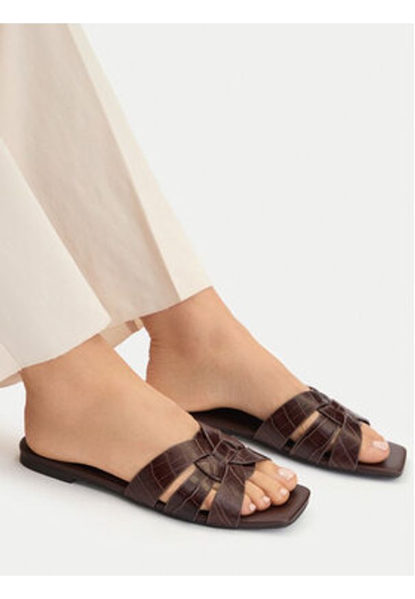 Gino Rossi - GINO ROSSI Klapki C-WS1190-01 Brązowy. Kolor: brązowy. Materiał: skóra