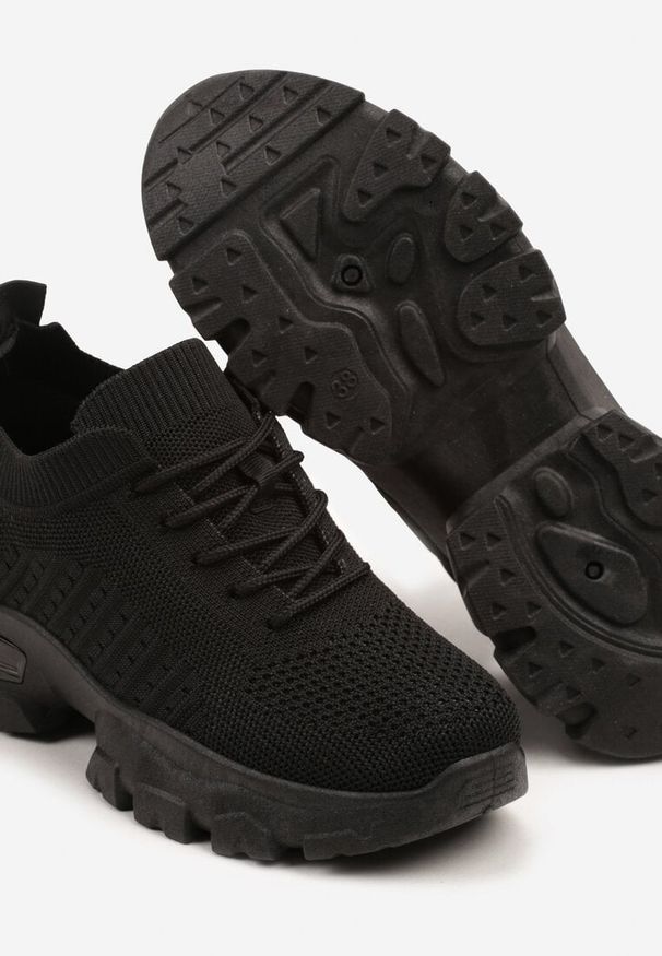 Born2be - Czarne Buty Sportowe Sneakersy Siateczkowe na Podeszwie z Tłoczeniami i Aplikacją Istewia. Okazja: na co dzień, na spacer. Nosek buta: okrągły. Kolor: czarny. Materiał: jeans. Wzór: aplikacja. Obcas: na obcasie. Wysokość obcasa: średni. Sport: turystyka piesza