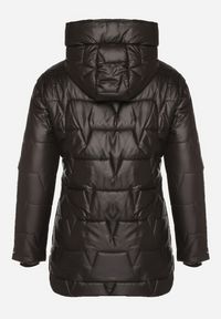 Born2be - Czarna Pikowana Kurtka o Prostym Kroju z Kapturem Nalarea. Okazja: na co dzień. Typ kołnierza: kaptur. Kolekcja: plus size. Kolor: czarny. Materiał: poliester, jeans, dzianina. Styl: elegancki, casual, klasyczny #2