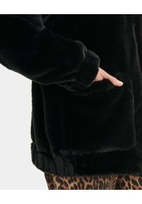 Ugg - UGG - Czarna kurtka Kianna. Kolor: czarny. Materiał: futro