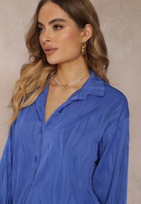 Renee - Granatowy 2-częściowy Komplet z Koszulą i Spodniami z Drobnym Tłoczeniem Davima. Kolor: niebieski