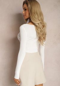 Renee - Biała Prążkowana Bluzka o Krótkim Fasonie Choker z Kwiatem w Komplecie Laindera. Typ kołnierza: choker. Kolor: biały. Materiał: prążkowany. Długość: krótkie. Wzór: kwiaty. Styl: elegancki #3