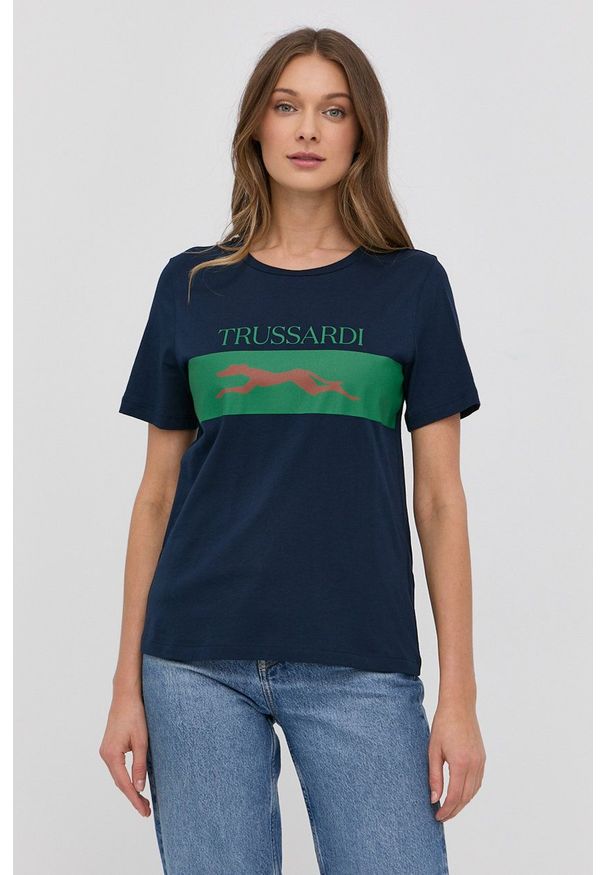 Trussardi Jeans - Trussardi t-shirt bawełniany kolor granatowy. Okazja: na co dzień. Kolor: niebieski. Materiał: bawełna. Wzór: nadruk. Styl: casual