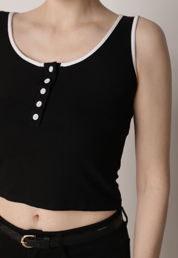 Born2be - Czarny Bawełniany Top w Prążki z Guzikami przy Dekolcie Bervise. Okazja: na co dzień. Kolor: czarny. Materiał: bawełna. Wzór: prążki. Styl: casual