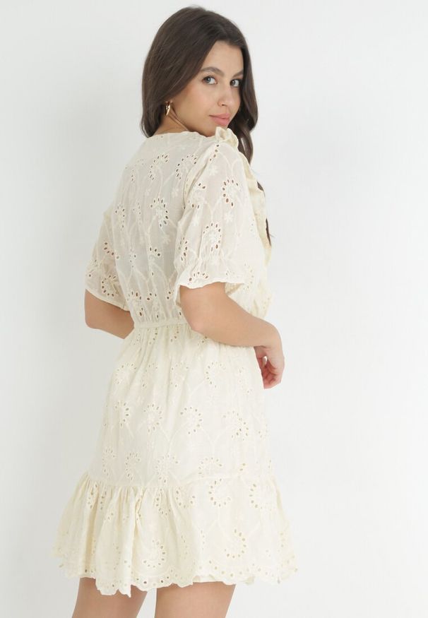 Born2be - Beżowa Sukienka z Ażurowej Tkaniny z Gumką w Pasie i Falbankami Culissa. Typ kołnierza: kołnierz z falbankami. Kolor: beżowy. Materiał: tkanina. Wzór: ażurowy