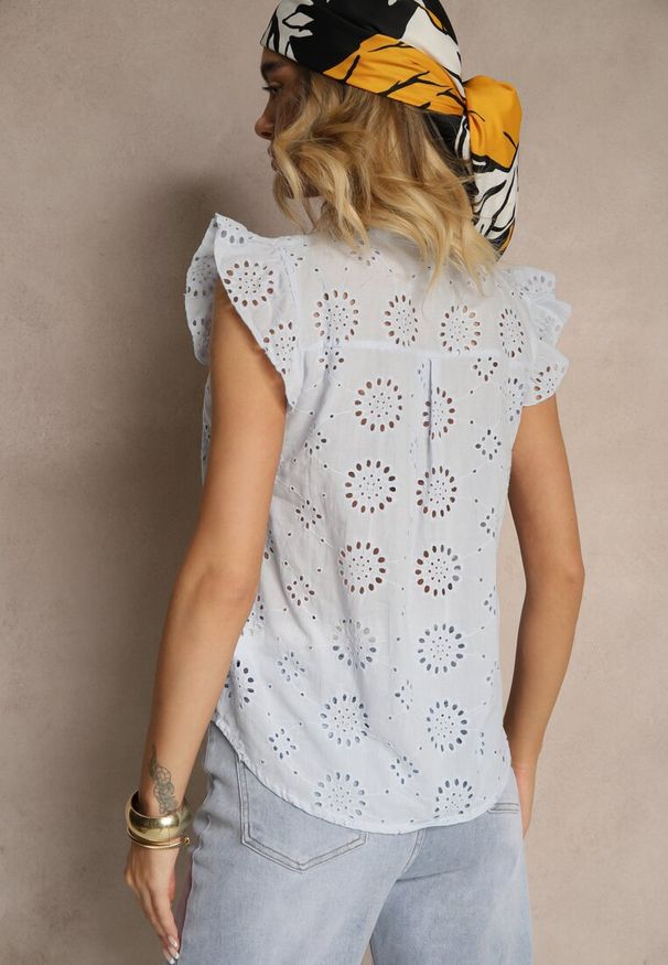 Renee - Jasnoniebieska Bawełniana Bluzka Ozdobiona Falbankami i Ażurowym Wzorem Grelzeki. Okazja: na co dzień. Typ kołnierza: kołnierz z falbankami. Kolor: niebieski. Materiał: bawełna. Długość rękawa: krótki rękaw. Długość: krótkie. Wzór: ażurowy, aplikacja. Styl: casual, elegancki