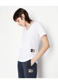Armani Exchange - ARMANI EXCHANGE - Biały bawełniany T-shirt w serek. Typ kołnierza: dekolt w serek. Kolor: biały. Materiał: bawełna. Wzór: aplikacja