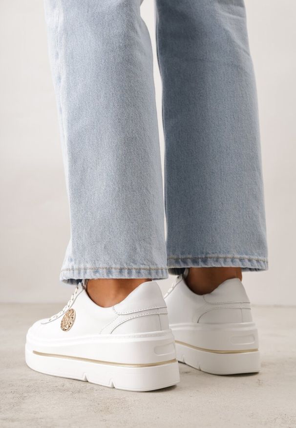 Born2be - Białe Sneakersy na Koturnie ze Skóry Naturalnej z Ozdobami Choko. Okazja: na co dzień, na spacer, do pracy. Kolor: biały. Materiał: skóra. Wzór: aplikacja. Obcas: na koturnie. Sport: turystyka piesza